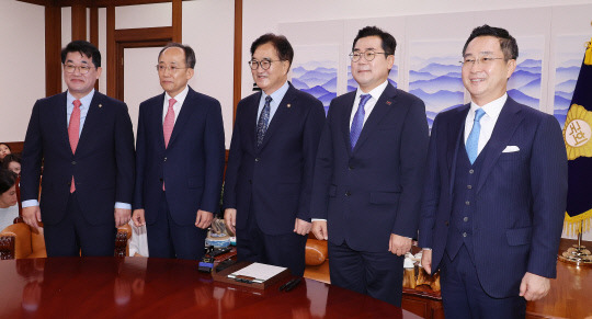 국민의힘 추경호 원내대표와 더불어민주당 박찬대 원내대표 등이 19일 우원식 국회의장(가운데) 주재로 의장실에서 만나 카메라 앞에서 포즈를 취하고 있다. 연합뉴스