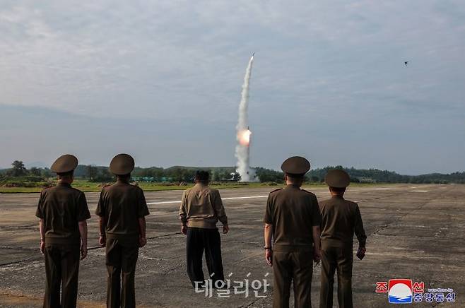 북한 관영매체인 조선중앙통신은 19일 미사일총국이 전날 신형 전술탄도미사일 화성포-11다-4.5 시험발사와 개량형 전략 순항미사일 시험발사를 성공적으로 진행했다고 전했다. 김정은 북한 국무위원장이 미사일 시험발사를 지켜보는 모습(자료사진). ⓒ조선중앙통신