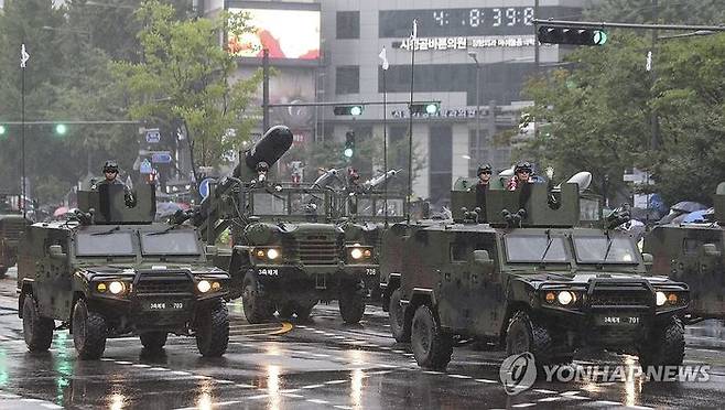 건군 75주년 국군의 날 기념행사일인 지난해 9월 26일 오후 서울 중구 세종대로에서 열린 시가행진에서 장거리지대공유도무기 L-SAM, 고위력 현무 미사일, 장거리 공대지 미사일 타우러스, 중거리 지대공미사일 천궁 등으로 구성된 3축 체계 장비들이 행진하고 있다.ⓒ연합뉴스