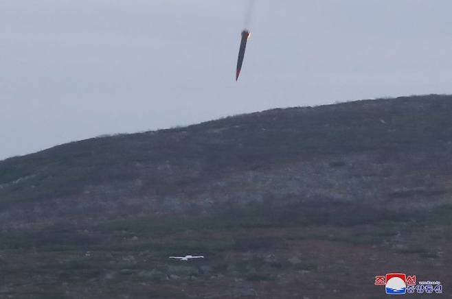 북한이 고중량 재래식 탄두를 장착한 신형 단거리탄도미사일(SRBM) 시험발사에 성공했다고 19일 밝혔다. 북한 미사일총국은 전날 "신형전술탄도미사일 '화성포-11다-4.5' 시험발사와 개량형전략순항미사일 시험발사를 성공적으로 진행했다고 조선중앙통신이 이날 보도했다. ⓒ연합뉴스