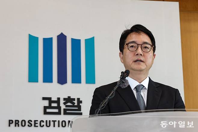 심우정 신임 검찰총장이 19일 오전 서울 서초구 대검찰청 대회의실에서 열린 제46대 검찰총장 취임식에서 취임사를 하고 있다. 이한결 기자 always@donga.com