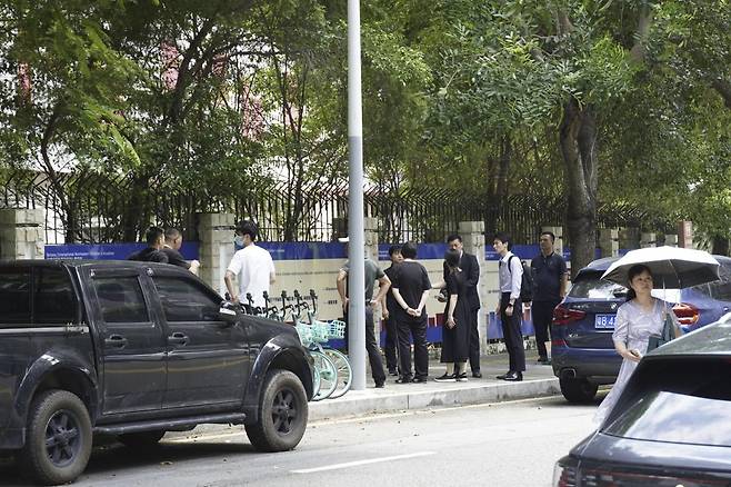 중국 선전시에서 일본인 초등학생이 피습당한 일본인학교 인근 현장. 18일 중국 공안으로 보이는 관계자가 현장을 조사하고 있다.   AP 뉴시스