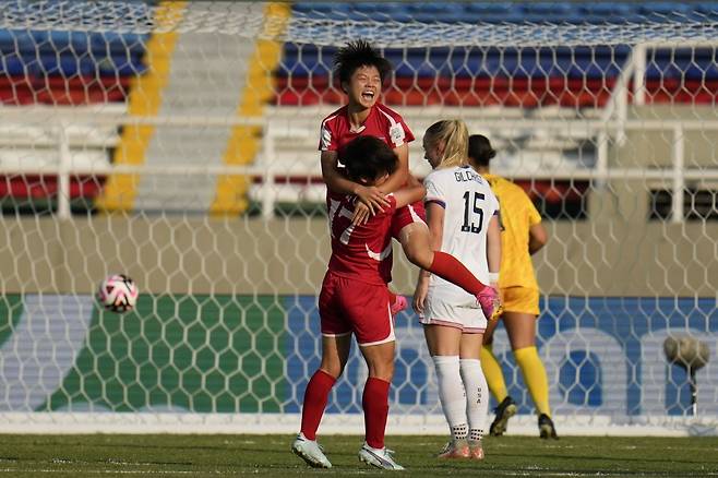 북한의 최일선이 19일 콜롬비아 칼리의 에스타디오 올림피코 파스쿠알 게레로에서 열린 국제축구연맹(FIFA) 20세 이하(U-20) 여자 월드컵 4강전에서 결승 골을 넣은 뒤 팀 동료에게 안기며 환호하고 있다. 이날 미국을 1-0으로 이긴 북한은 23일 오전 6시 일본과 우승컵을 두고 맞대결을 펼친다. [칼리=AP 뉴시스]