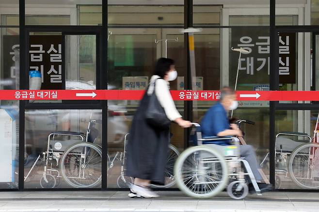 9일 오후 서울 서초구 서울성모병원 응급실앞 병원을 찾은 시민들이 이동하고 있다. 정용일 선임기자 yongil@hani.co.kr