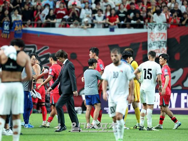 5일 오후 서울 마포구 서울월드컵경기장에서 열린 대한민국과 팔레스타인의 2026 북중미 월드컵 아시아지역 3차 예선에서 0대 0 무승부를 거둔 대표팀 홍명보 감독이 고개 숙인 채 경기장을 나서고 있다. 상암=김민규 기자 mgkim1@edaily.co.kr /2024.09.05/