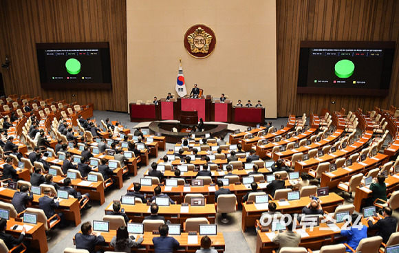 19일 오후 서울 여의도 국회에서 열린 본회의에서 김건희 특검법이 통과되고 있다.이날 국민의힘은 김건희 특검법, 채해병 특검법, 지역화폐법 상정에 반대하며 불참했다. [사진=곽영래 기자]