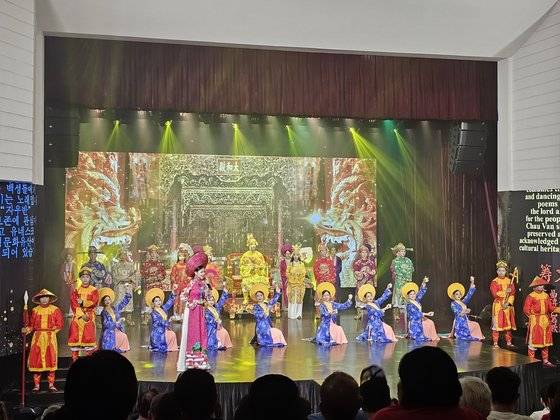 베트남 전통 의상인 아오자이를 주제로 열리는 다낭의 아오자이쇼. 김준영 기자