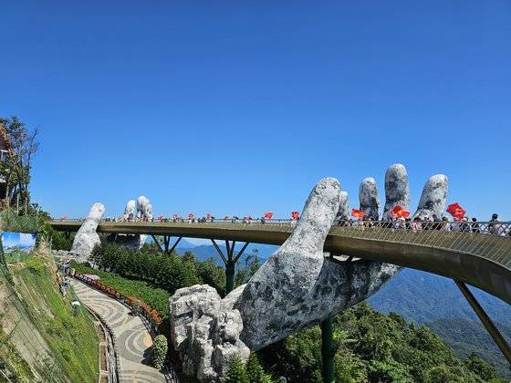 다낭 여행객의 필수 코스인 바나 힐, 이곳엔 거대한 두 손이 떠받친 골든브릿지가 명소다. 김준영 기자