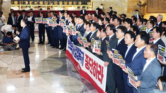 국민의힘 추경호 원내대표가 19일 오후 서울 여의도 국회 로텐더홀에서 '김건희 여사 특검법' 등을 강행 처리하려는 야당을 규탄하는 발언을 하고 있다. 연합뉴스