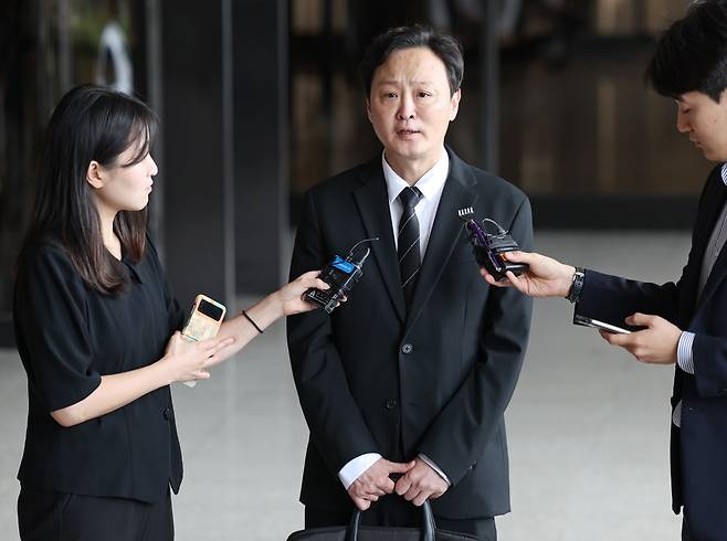 류광진 티몬 대표가 대규모 환불 지연 사태와 관련한 피의자 조사를 받기 위해 19일 서울 서초구 서울중앙지검에 출석해 취재진 질문에 답하고 있다. /이솔 기자