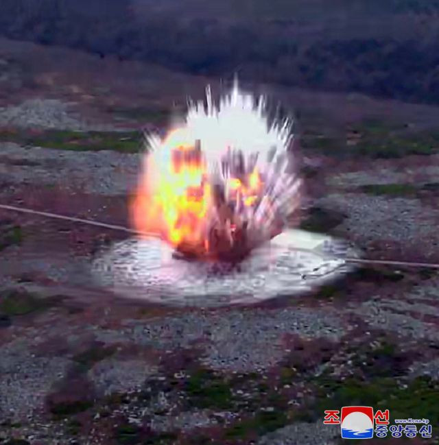 북한이 18일 고중량 재래식 탄두를 장착한 신형 단거리탄도미사일(SRBM) 시험발사에 성공했다고 조선중앙통신이 19일 밝혔다. 연합뉴스