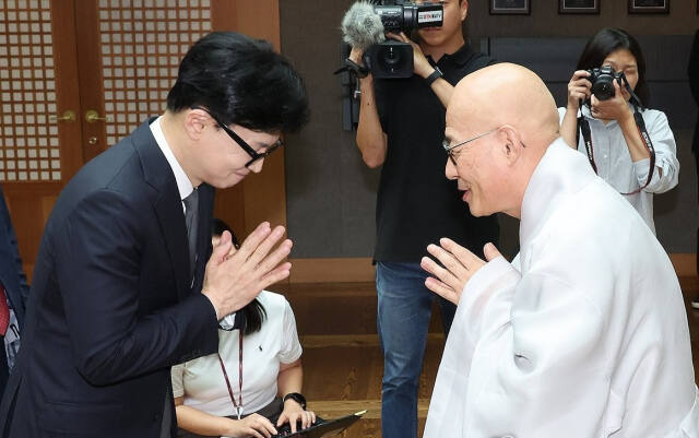 19일 서울 조계사에서 총무원장 진우스님과 국민의힘 한동훈 대표가 만나고 있다. 연합뉴스