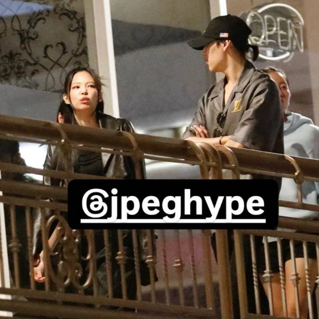 미국에서 '블랙핑크' 제니와 '갓세븐' 뱀뱀이 함께 있는 모습이 파파라치에게 촬영됐다. /사진=인스타그램 'jpeghype' 캡처