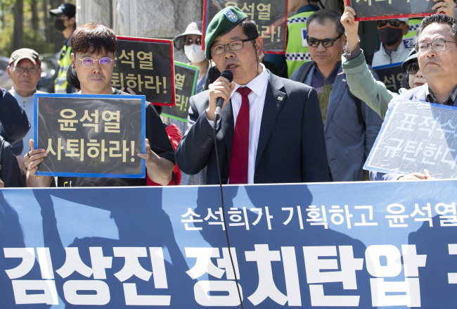 서울중앙지검장이던 윤석열 대통령의 주거지 앞에서 협박 방송을 한 혐의를 받는 유튜버 김상진(가운데) 씨가 지난 12일 2심에서도 징역형을 선고받았다.[연합]