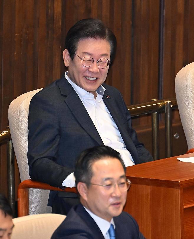 이재명 더불어민주당 대표가 19일 오후 서울 여의도 국회 본회의에서 참석해 밝게 웃고 있다. 이상섭 기자