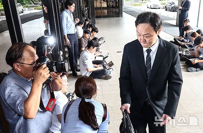 [서울=뉴시스] 김근수 기자 = 류광진 티몬 대표가 19일 오전 서울 서초구 서울중앙지방검찰청에서 사기 혐의 피의자 신분으로  조사를 받기 위해 출석하고 있다. 2024.09.19. ks@newsis.com