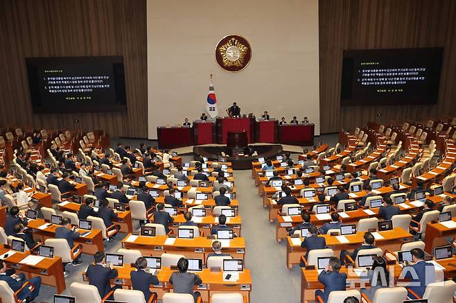 [서울=뉴시스] 권창회 기자 = 우원식 국회의장이 19일 오후 서울 여의도 국회에서 열린 제418회국회(정기회) 제8차 본회의에서 국민의힘 불참 속에 김건희 특검법, 채해병 특검법을 상정하고 있다. 2024.09.19. kch0523@newsis.com