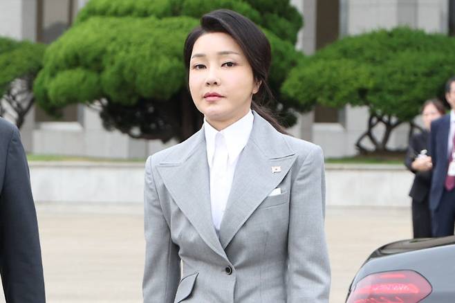 김건희 여사가 19일 성남 서울공항에서 윤석열 대통령의 체코 공식 방문에 동행하며 대통령 전용기인 공군 1호기로 향하고 있다. 연합뉴스