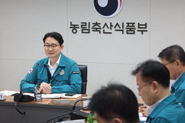 19일 정부세종청사에서 열린 럼피스킨 방역대책회의에서 김종구 농림축산식품부 농업혁신정책실장이 방역 상황을 점검하고 있다. 농림축산식품부