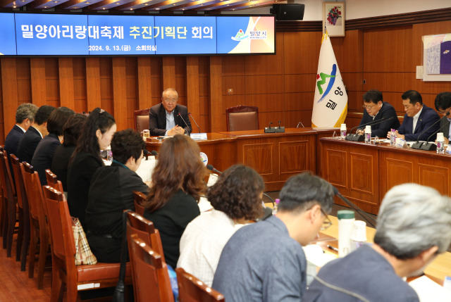 ▲지난 13일 밀양시청 소회의실에서 개최된 밀양아리랑대축제 추진기획단 회의에서 추진기획단장으로 선출된 손정대 밀양문화원장이 인사말을 하고 있다.ⓒ밀양시