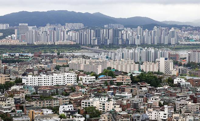 12일 서울 남산에서 강남쪽 아파트가 보이고 있다. 이재문 기자