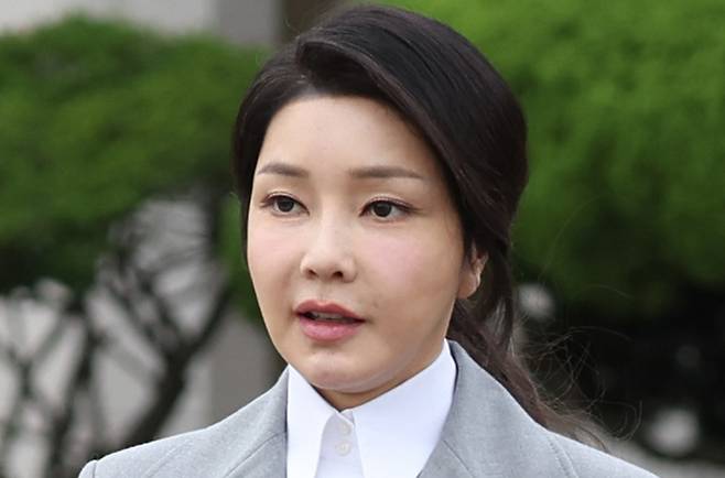 체코를 공식 방문하는 윤석열 대통령 부인 김건희 여사가 19일 성남 서울공항에 도착해 공군 1호기로 향하고 있다.성남=뉴시스