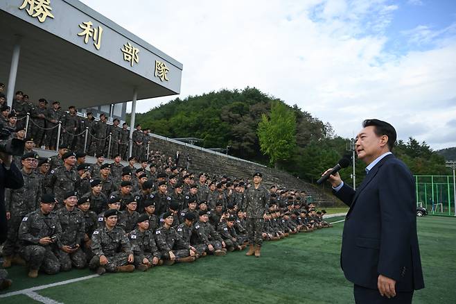 윤석열 대통령이 추석인 17일 강원도 최전방 육군 15사단 사령부 사열대에서 사단 장병들과 기념촬영을 마친 뒤 장병들을 격려하며 발언하고 있다. 대통령실 제공