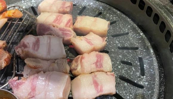 한 누리꾼이 제주 유명 맛집에서 ‘비계 삼겹살’을 판매했다며 공개한 사진. 온라인 커뮤니티 ‘보배드림’