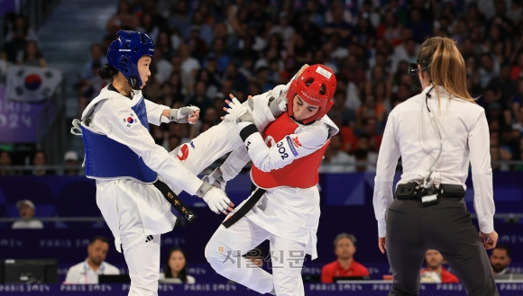 한국 태권도 국가대표 김유진이 지난달 9일(한국시간) 프랑스 파리 그랑 팔레에서 열린 2024 파리올림픽 여자 57㎏급 결승에서 이란의 나히드 키야니찬데를 공격하고 있다. 파리 박지환 기자