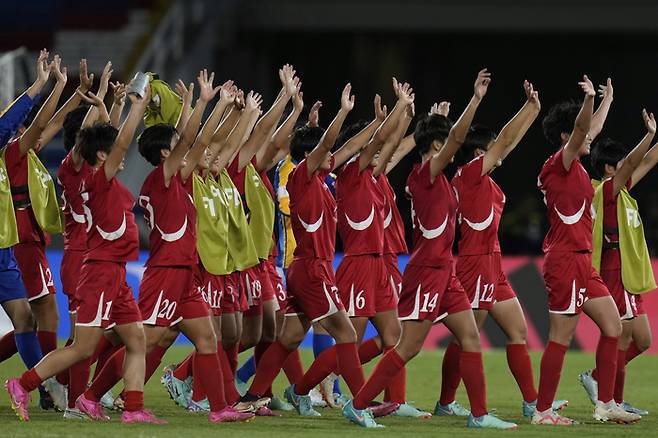 북한 U-20 여자 대표팀이 19일 콜롬비아 칼리의 에스타디오 올림피코 파스쿠알 게레로에서 열린 미국과 대회 4강전에서 승리하고 결승에 진출한 뒤 팬들을 향해 인사하고 있다.   칼리 | AP연합뉴스