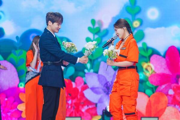 ▲ 19일 방송되는 '미스쓰리랑'에서 미스김의 고백을 받은 박서진은 미스김을 뒤에서 안는 백허그를 하고 꽃을 선물한다. 제공|TV조선