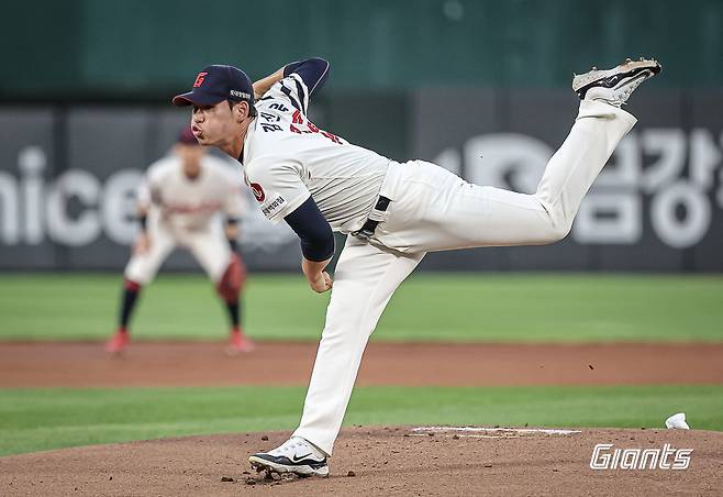 롯데 투수 김진욱은 18일 사직구장에서 열린 '2024 신한 SOL Bank KBO 리그' LG와 팀 간 15차전 맞대결에서 선발 등판했다. 이날 6이닝 무실점으로 활약했지만, 팀 승리와 인연을 맺지 못했다. 롯데 자이언츠