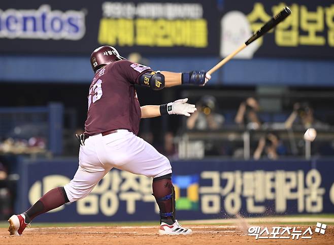 11일 오후 서울 송파구 잠실야구장에서 열린 '2024 신한 SOL Bank KBO리그' 키움 히어로즈와 LG 트윈스의 경기, 7회초 무사 1,2루 키움 최주환이 동점 적시타를 날리고 있다. 엑스포츠뉴스 DB