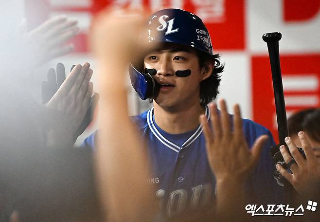 삼성 라이온즈 외야수 구자욱이 정규시즌 경기에서 득점한 뒤 축하 받고 있다. 엑스포츠뉴스 DB