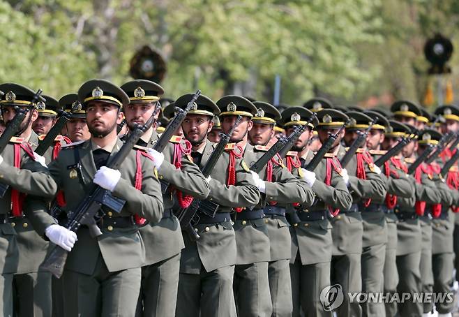 지난 4월 17일 이란 수도 테헤란에서 행진하는 이란혁명수비대 [EPA 연합뉴스 자료사진. 재판매 및 DB 금지]