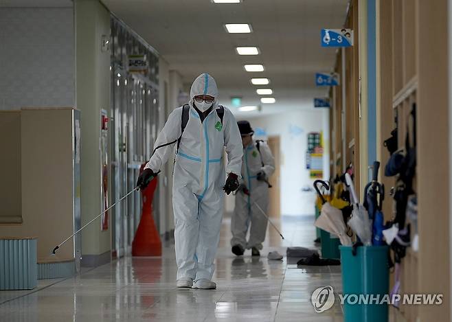 '다시, 코로나19 학교 방역' (대구=연합뉴스) 박세진 기자 = 27일 오후 대구 달성군 대구강림초등학교에서 대구학교안전공제회 관계자들이 코로나19 재확산 방지를 위해 방역을 실시하고 있다. 2024.8.27 psjpsj@yna.co.kr