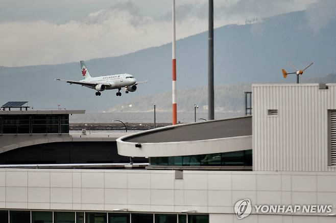 캐나다 밴쿠버 국제공항에 착륙 중인 에어 캐나다 여객기 [로이터 연합뉴스 자료사진. 재판매 및 DB 금지]