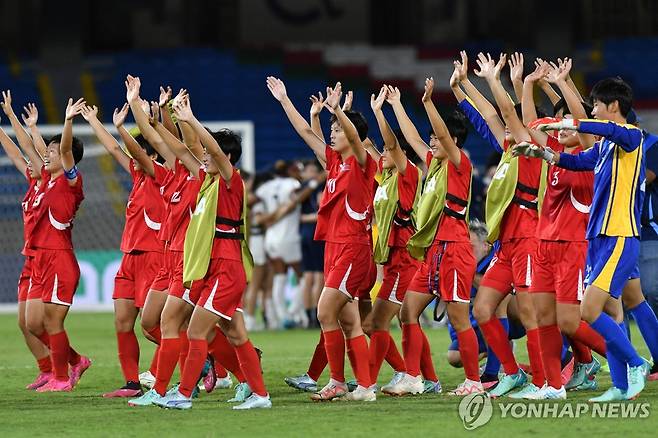 관중석을 향해 손을 흔드는 북한 U-20 여자 대표팀 선수들 [AFP=연합뉴스]