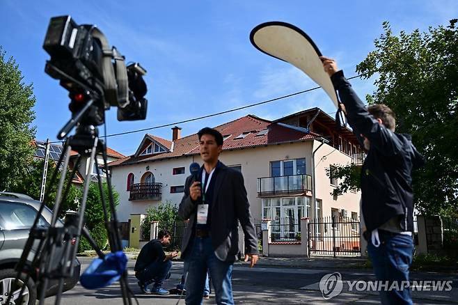 BAC 컨설팅 사무실이 있는 건물 앞에 모인 취재진 (부다페스트 로이터=연합뉴스) 18일(현지시간) 레바논에서 발생한 무선호출기 동시다발 폭발 사건에 연루됐다는 의혹을 받는 BAC 컨설팅 사무실이 입주한 헝가리 부다페스트의 한 건물 앞에 모인 취재진의 모습. 2024.9.18