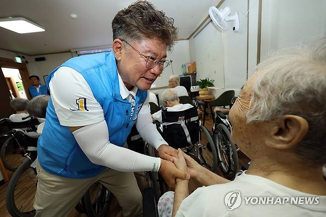 영광 양로원 찾아 인사하는 민주당 장세일 후보 (영광=연합뉴스) 김혜인 기자 = 13일 오전 전남 영광군 영광읍 한 양로원에서 10·16 영광군수 재선거에 출마하는 더불어민주당 장세일 후보가 어르신들과 인사하고 있다. 2024.9.13 in@yna.co.kr