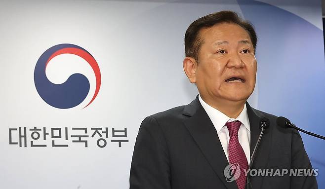 발언하는 이상민 행정안전부 장관 (서울=연합뉴스) 최재구 기자 = 이상민 행정안전부 장관이 19일 서울 종로구 정부서울청사에서 이날 국회 본회의를 통과한 '지역사랑상품권 이용 활성화에 관한 법률' 일부개정법률안과 관련해 브리핑하고 있다. 2024.9.19 jjaeck9@yna.co.kr