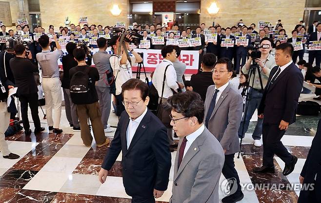 반복되는 '여야 대치' (서울=연합뉴스) 김주성 기자 = 국민의힘 의원들이 19일 오후 '김건희 여사 특검법' 등을 강행 처리하려는 야당을 규탄하는 가운데 더불어민주당 이재명 대표를 비롯한 의원들이 국회 본회의장으로 들어가고 있다. 2024.9.19 utzza@yna.co.kr