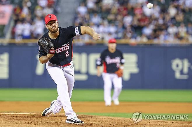 KIA 선발투수 스타우트 (서울=연합뉴스) 서대연 기자 = 19일 오후 서울 송파구 잠실야구장에서 열린 2024 프로야구 KBO리그 KIA 타이거즈와 두산 베어스의 경기. 
    1회말 KIA 선발투수 스타우트가 역투하고 있다. 2024.9.19 dwise@yna.co.kr