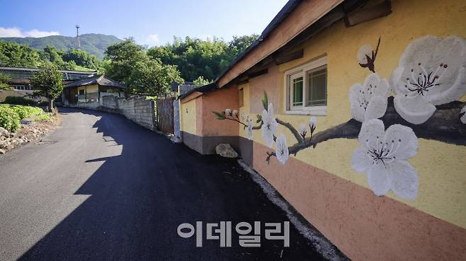 지리산 둘레길 3코스에서 1박을 할 수 있는 매동마을의 벽화