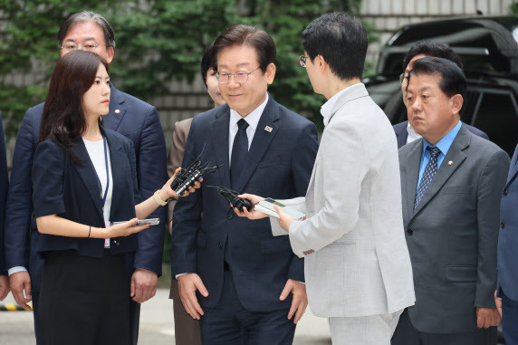 ‘김문기·백현동 의혹’ 관련 허위 발언 혐의로 기소된 더불어민주당 이재명 대표가 20일 서울 서초구 서울중앙지법에서 열리는 공직선거법 위반 1심 결심 공판에 출석하기 위해 법원 청사에 도착해 취재진의 질문을 듣고 있다. (사진=연합뉴스)