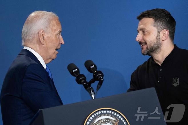 조 바이든 미국 대통령이워싱턴의 월터 E .워싱턴 컨벤션 센터에서 열린 나토 정상회의 중 우크라이나 지원 행사에 참석해 볼로디미르 젤렌스키 우크라이나 대통령을 ‘푸틴’ 이라고 부르는 말실수를 한 뒤 "푸틴을 패배시키는데 너무 집중했다”며 악수를 하고 있다. 2024.07.12 ⓒ AFP=뉴스1 ⓒ News1 우동명 기자