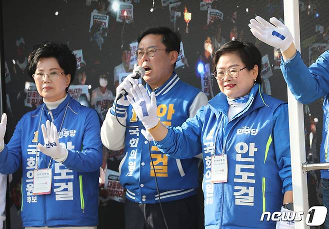 9일 오전 광주 동구 산수오거리에서 광주 동남을에 출마한 안도걸 더불어민주당 후보와 선거운동원들이 지지를 호소하고 있다. 2024.4.9/뉴스1 ⓒ News1 박지현 기자