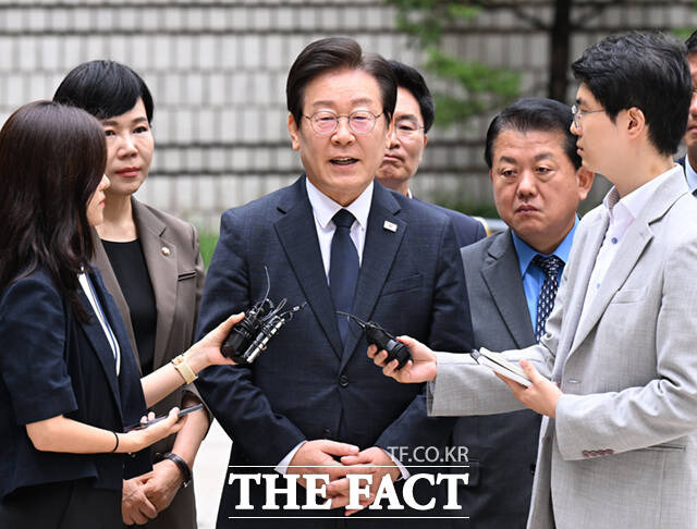 검찰이 공직선거법 위반 혐의로 이재명 대표에게 징역 2년형을 구형하자 더불어민주당은 20일 "검찰독재정권의 든든한 사냥개 역할에만 집중했다"며 날 선 반응을 보였다. 이날 법원에 출석하는 이 대표의 모습. /이새롬 기자