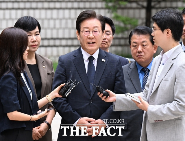 이재명 더불어민주당 대표가 20일 서울 서초구 서울중앙지방법원에서 열린 '故 김문기·백현동 허위 발언' 관련 공직선거법 위반 1심 결심 공판에 출석하며 입장을 밝히고 있다. /이새롬 기자