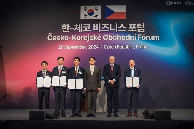 나승식 한국자동차연구원 원장, 전윤종 한국산업기술평가원  원장, 김동욱 현대차 전략기획실 부사장, 안덕근 산업통상자원부 장관, 요제프 시켈라 체코 산업통상부 장관, 바츨라프 스나셀 체코 오스트라바 공대 총장이 20일 협약 체결 후 사진을 찍고 있다.[사진제공:대한상공회의소]